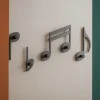 Appendiabiti Da Parete-Selezionato da Mazzolaluce Appendiabiti note musicali a parete colore grigio quarzo per ingresso