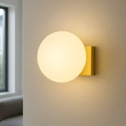 Applique Da Parete-Selezionato da Mazzolaluce Applique base quadrata oro led 6w 3000k sfera vetro bianco