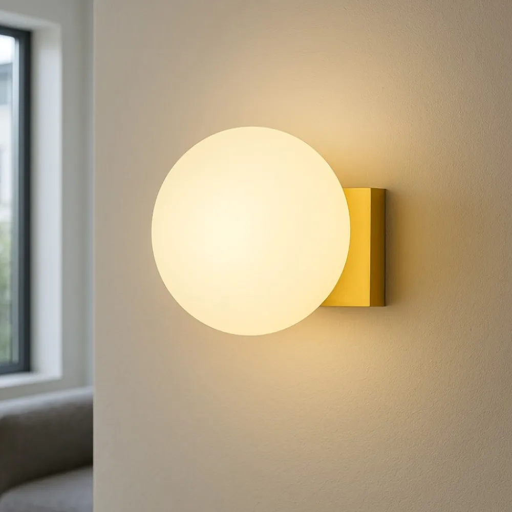 Applique Da Parete-Selezionato da Mazzolaluce Applique base quadrata oro led 6w 3000k sfera vetro bianco