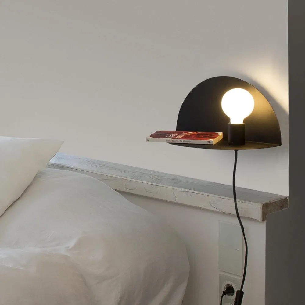 Applique Camera Da Letto-Selezionato da Mazzolaluce Applique con mensola per comodino camera da letto nero moderna