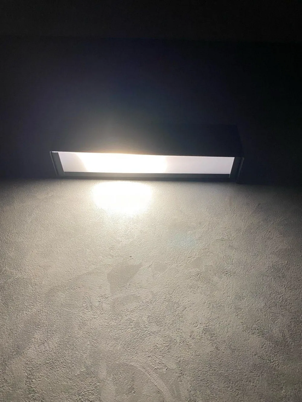 Applique Da Parete-Selezionato da Mazzolaluce Applique da muro rettangolare nero luce verso il basso moderna
