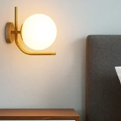 Applique Camera Da Letto-Selezionato da Mazzolaluce Applique oro da comodino sfera vetro bianco