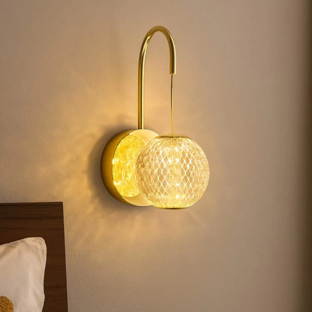 Applique Camera Da Letto-Selezionato da Mazzolaluce Applique per camera da letto oro sfera trasparente led 3200k