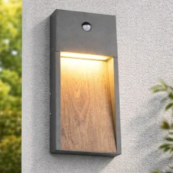 Applique Da Esterno-Selezionato da Mazzolaluce Applique per esterno con sensore di movimento effetto legno led 3000k anti corrosione