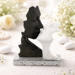 Soprammobili Moderni-Bongelli Preziosi Bomboniera per matrimonio bacio stilizzato oro nero moderno