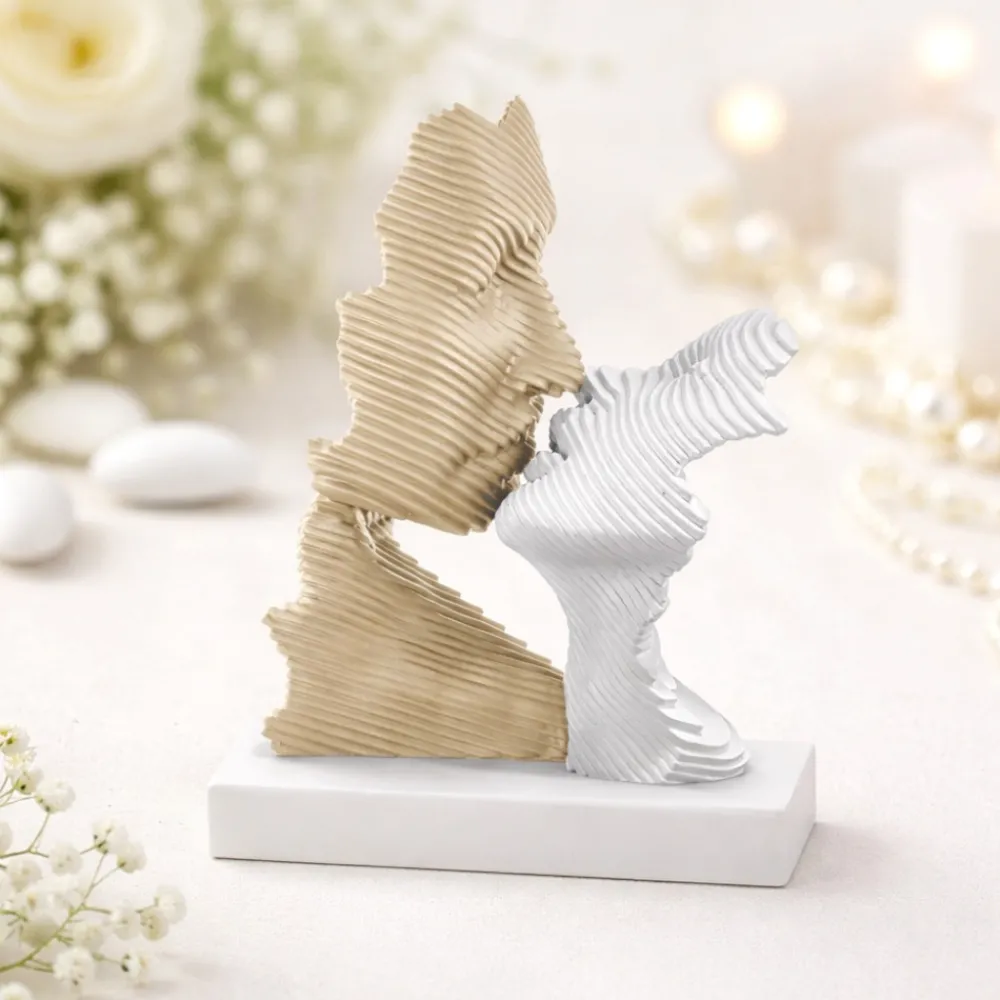 Soprammobili Moderni-Bongelli Preziosi Bomboniera scultura bacio stilizzato nocciola bianco