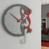 Orologi Da Parete Moderni-Selezionato da Mazzolaluce Caorologio moderno da parete legno colore grigio rosso rubino