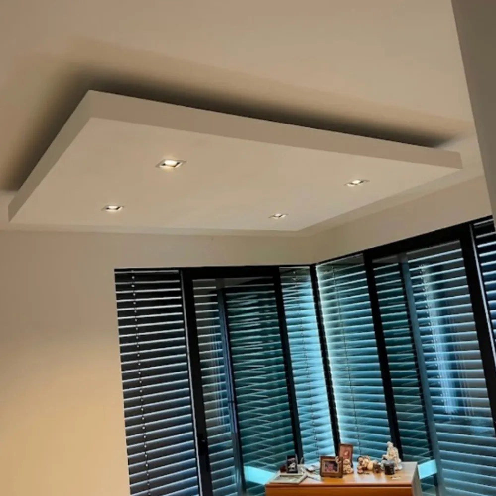 Faretti Da Incasso-Selezionato da Mazzolaluce Faretto da incasso a soffitto quadrato in metallo bianco orientabile