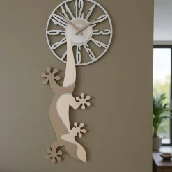 Orologi Da Parete Moderni-Selezionato da Mazzolaluce Geko orologio moderno da parete legno colore sabbia