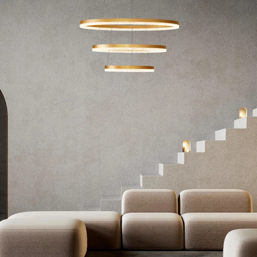 Lampadari Moderni-Selezionato da Mazzolaluce Grande lampadario contemporaneo oro spazzolato e cristalli 3 anneli led 3000k