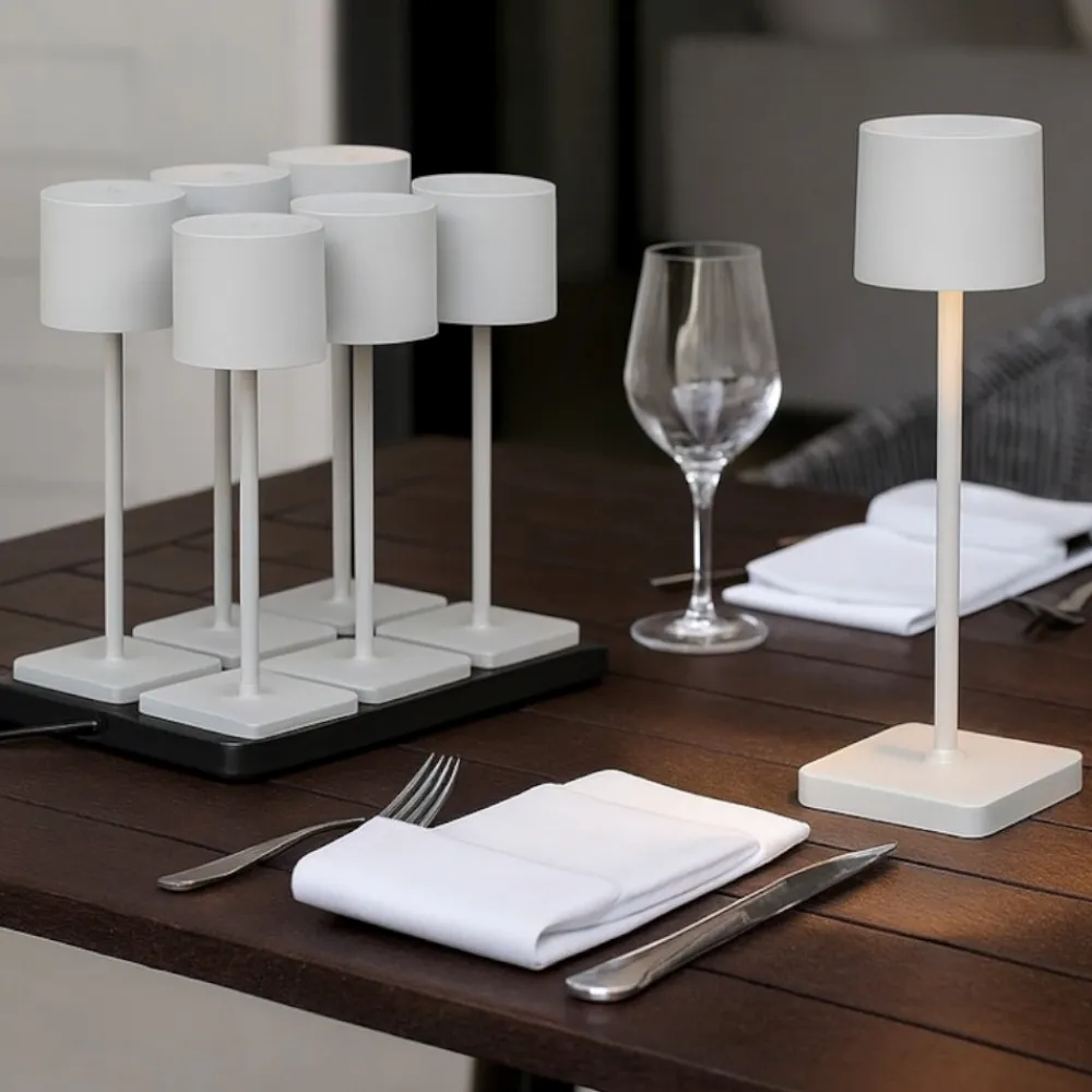 Lampade Da Tavolino Esterno-Selezionato da Mazzolaluce Kit 6 lampade da tavolo grigio senza fili con postazione ricaricabile