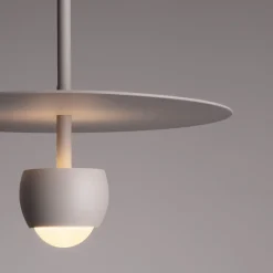 Lampade A Sospensione-Selezionato da Mazzolaluce Lampada a sospensione beige design moderna per isola cucina