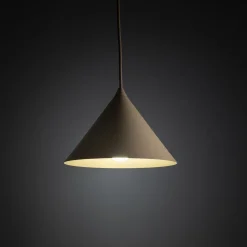 Lampade A Sospensione-Selezionato da Mazzolaluce Lampada a sospensione cono 21 cm sabbia per cucina