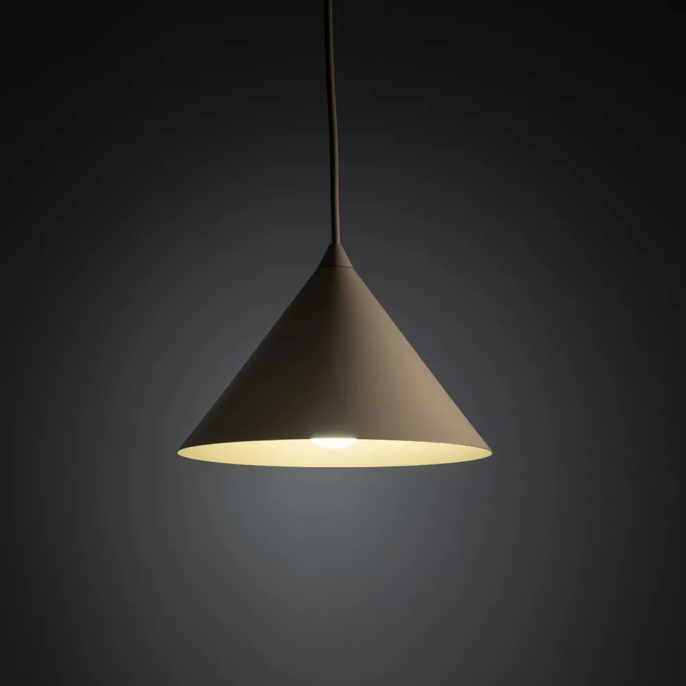 Lampade A Sospensione-Selezionato da Mazzolaluce Lampada a sospensione cono 21 cm sabbia per cucina