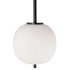 Lampade A Sospensione-Selezionato da Mazzolaluce Lampada a sospensione nera da comodino sfera vetro bianco