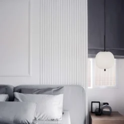 Lampade A Sospensione-Selezionato da Mazzolaluce Lampada a sospensione nera da comodino sfera vetro bianco