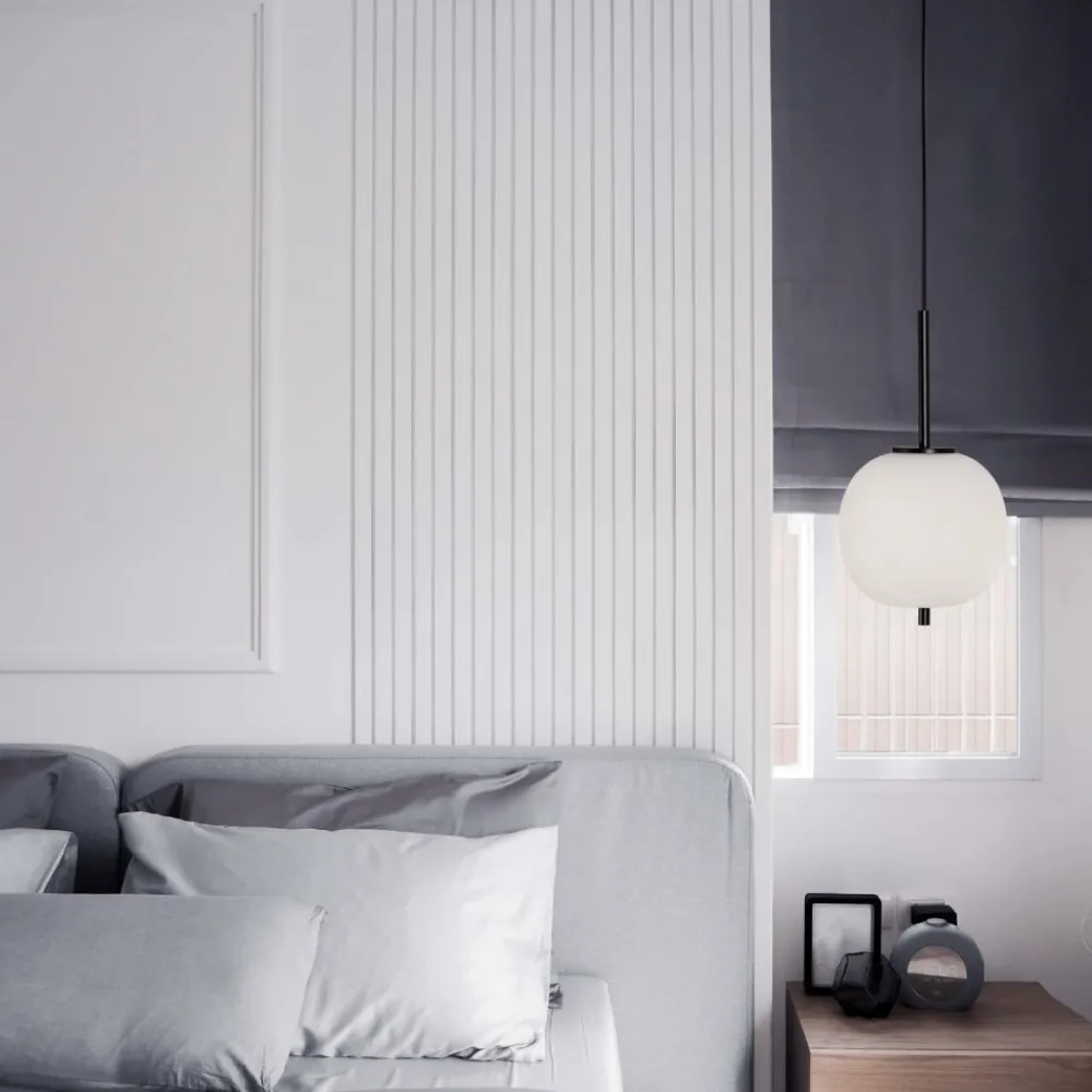 Lampade A Sospensione-Selezionato da Mazzolaluce Lampada a sospensione nera da comodino sfera vetro bianco