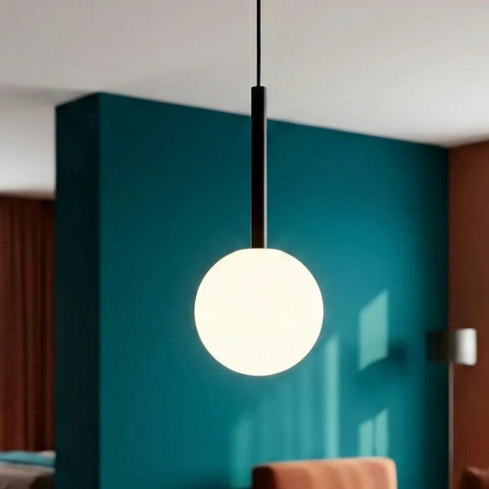 Lampade A Sospensione-Selezionato da Mazzolaluce Lampada a sospensione nera sfera di vetro bianca