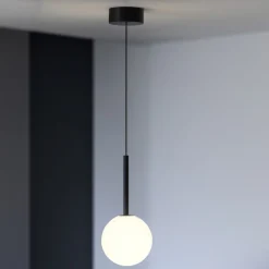 Lampade A Sospensione-Selezionato da Mazzolaluce Lampada a sospensione nera sfera di vetro bianca
