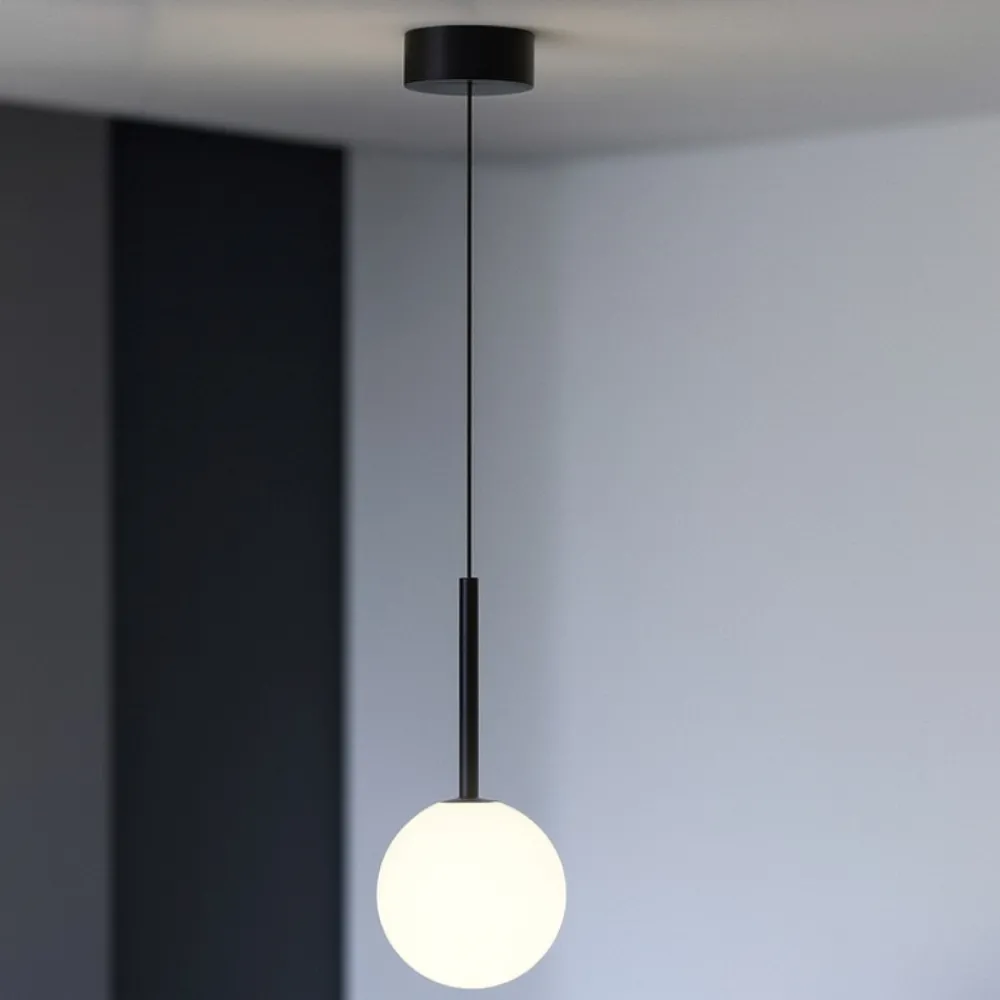 Lampade A Sospensione-Selezionato da Mazzolaluce Lampada a sospensione nera sfera di vetro bianca