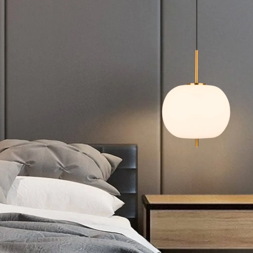 Lampade A Sospensione-Selezionato da Mazzolaluce Lampada a sospensione oro vetro sfera bianca
