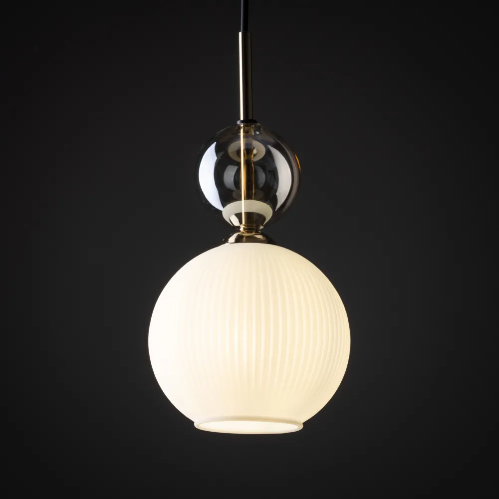 Lampade A Sospensione-Selezionato da Mazzolaluce lampada a sospensione sfera di vetro bianco ambra parti in oro