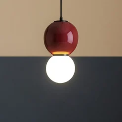 Lampade A Sospensione-Selezionato da Mazzolaluce Lampada a sospensione sfera vetro porcellana bordeaux