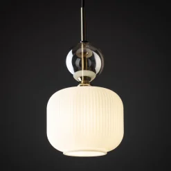 Lampade A Sospensione-Selezionato da Mazzolaluce lampada a sospensione tonda in vetro bianco sfera ambra