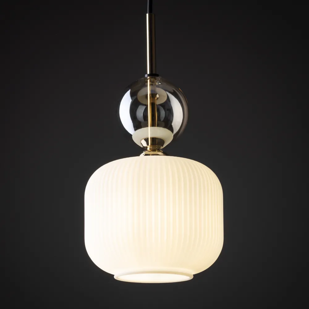 Lampade A Sospensione-Selezionato da Mazzolaluce lampada a sospensione tonda in vetro bianco sfera ambra