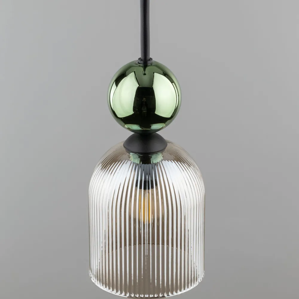 Lampade A Sospensione-Selezionato da Mazzolaluce lampada a sospensione vetro ambra rigato sfera verde lucido