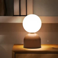 Abat Jour-Selezionato da Mazzolaluce Lampada da comodino arancione design moderna sfera di vetro bianca