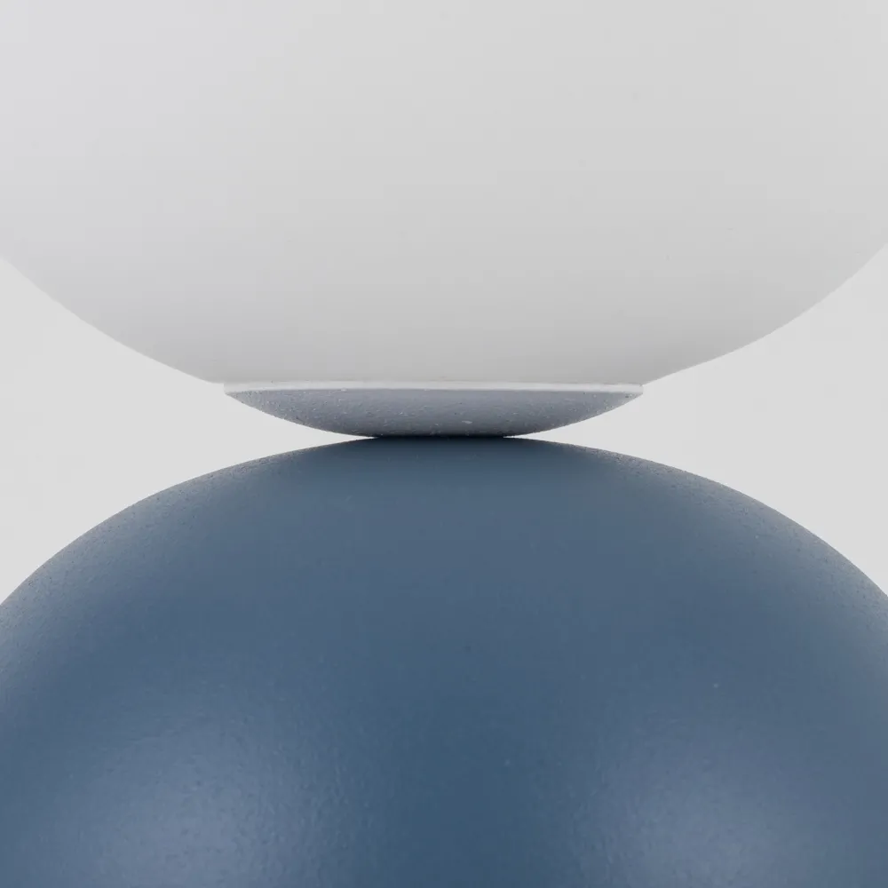Abat Jour-Selezionato da Mazzolaluce Lampada da comodino azzurro moderna sfera di vetro bianca