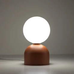 Abat Jour-Selezionato da Mazzolaluce Lampada da comodino colore mattone sfera bianca design moderna