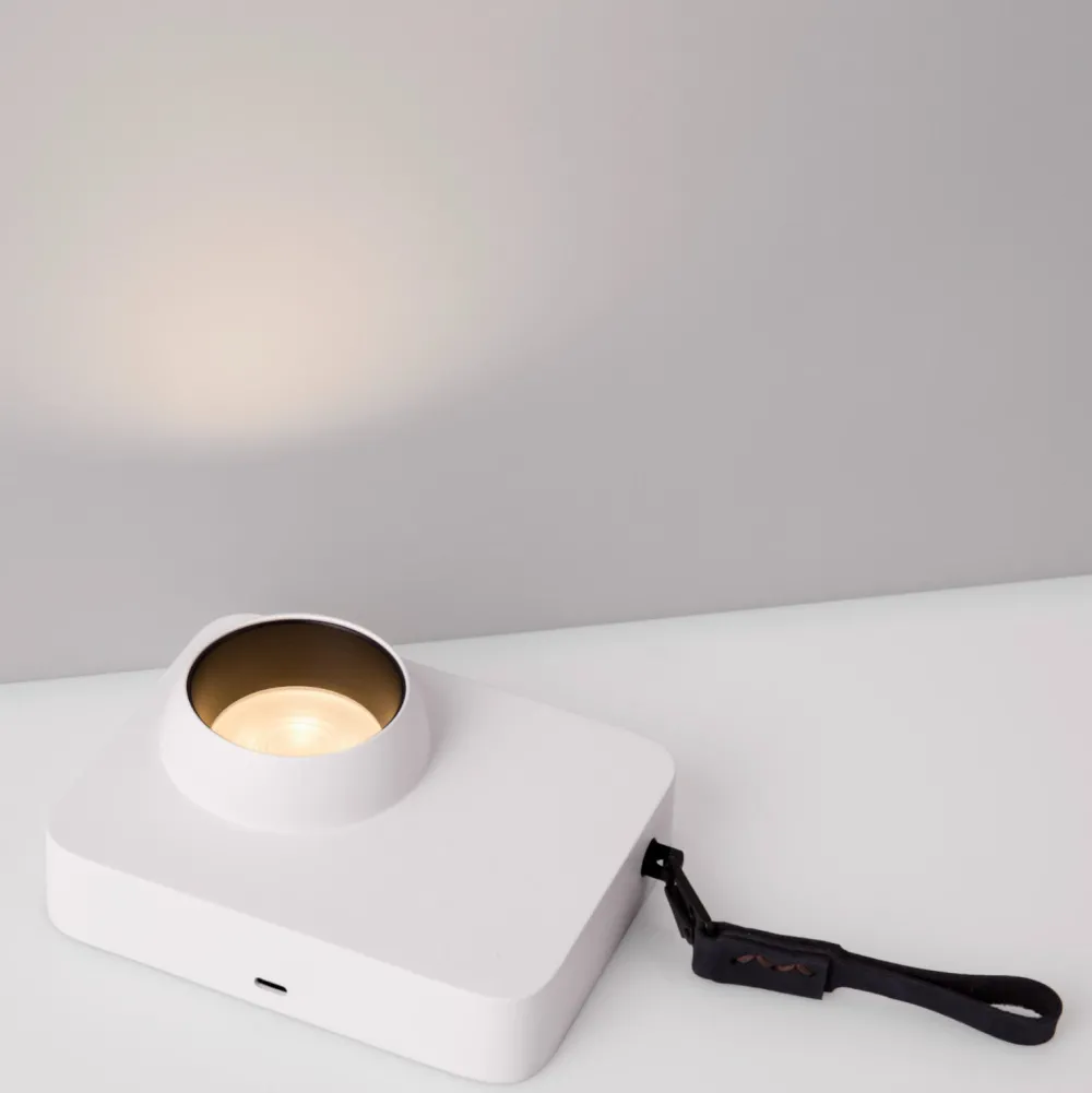 Abat Jour-Selezionato da Mazzolaluce Lampada da comodino portatile moderna macchina fotografica bianca