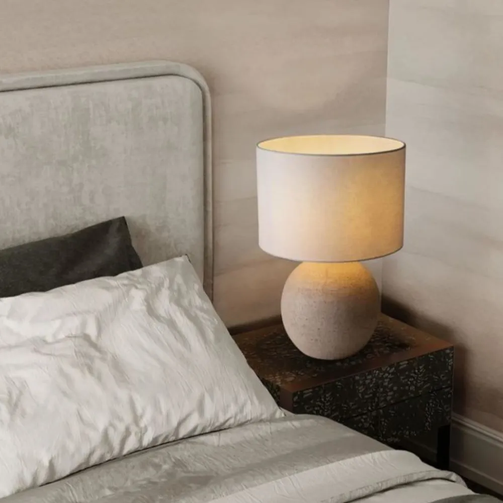 Lampade Da Tavolo-Selezionato da Mazzolaluce Lampada da madia ceramica beige paralume tessuto bianco