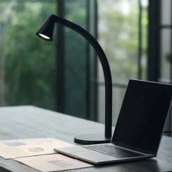 Lampade Da Tavolo-Selezionato da Mazzolaluce Lampada da tavolo led nera design minimale per scrivania