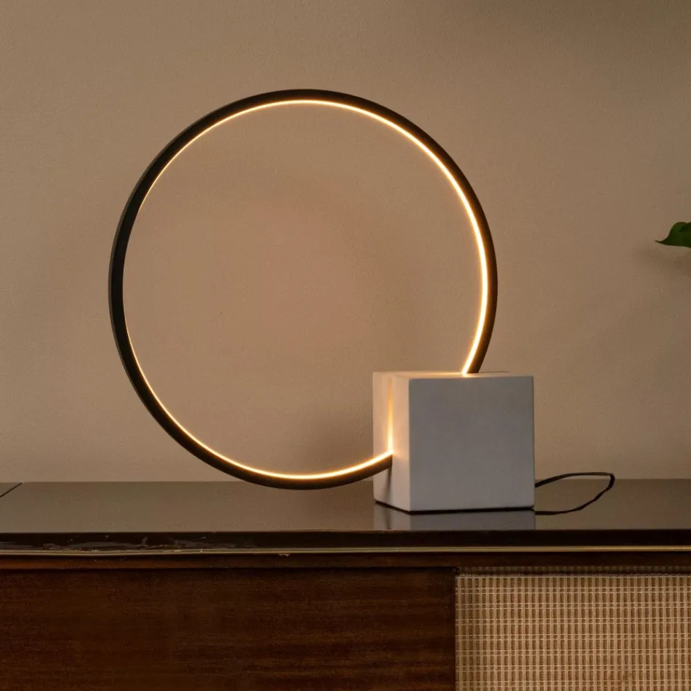 Lampade Da Tavolo-Selezionato da Mazzolaluce Lampada da tavolo nera design anello con base in cemento led