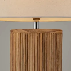 Lampade Da Tavolo-Selezionato da Mazzolaluce Lampada da tavolo rustica in legno decorato e paralume in tessuto