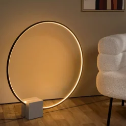 Lampade Da Terra-Selezionato da Mazzolaluce Lampada da terra cerchio nero led base di cemento design moderna