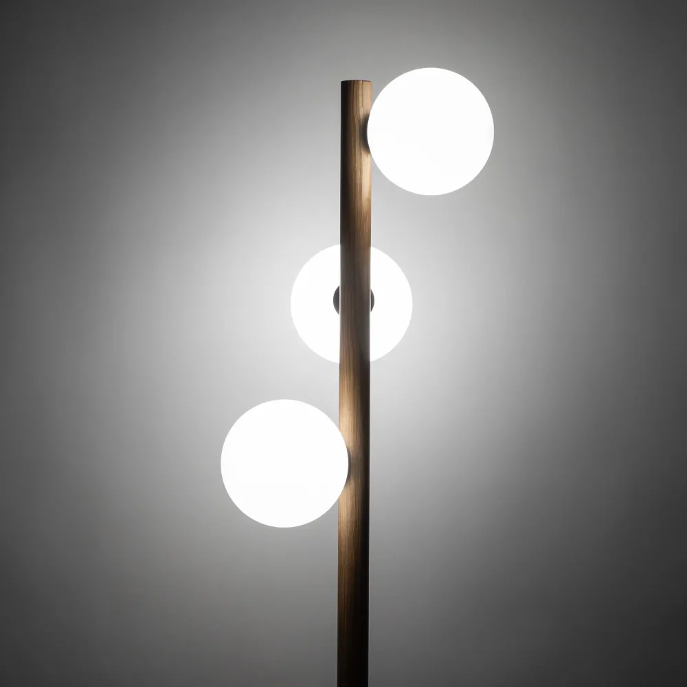 Lampade Da Terra-Selezionato da Mazzolaluce Lampada da terra di legno noce stile scandinavo sfere vetro bianco