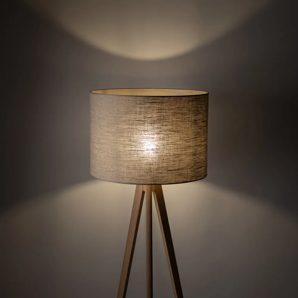 Lampade Da Terra-Selezionato da Mazzolaluce Lampada da terra tre piedi in legno pino paralume lino beige