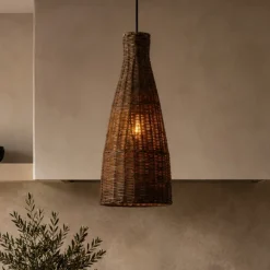 Lampade A Sospensione-Selezionato da Mazzolaluce Lampada di rattan marrone intrecciato a sospensione per isola cucina