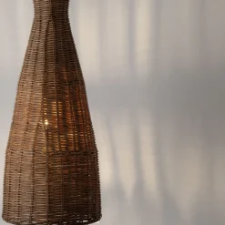 Lampade A Sospensione-Selezionato da Mazzolaluce Lampada di rattan marrone intrecciato a sospensione per isola cucina