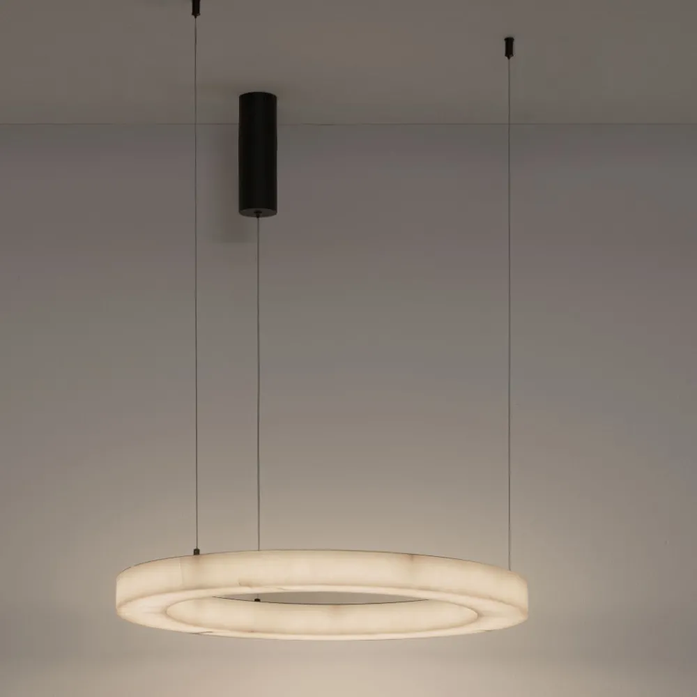 Lampadari Moderni-Selezionato da Mazzolaluce Lampadario anello circolare pietra effetto alabastro per soggiorno