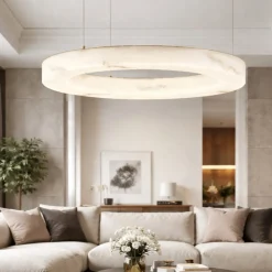 Lampadari Moderni-Selezionato da Mazzolaluce Lampadario anello pietra effetto alabastro parti oro per soggiorno