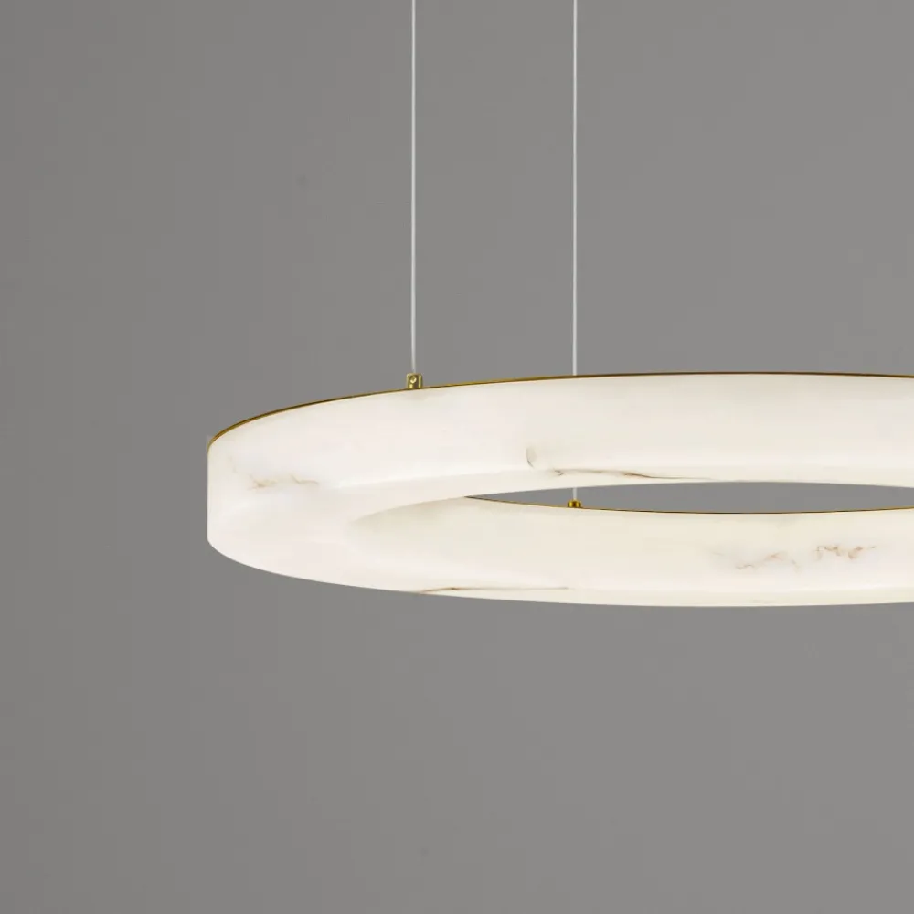 Lampadari Moderni-Selezionato da Mazzolaluce Lampadario anello pietra effetto alabastro parti oro per soggiorno
