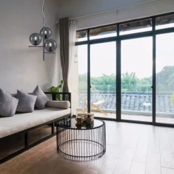 Lampadari Moderni-Selezionato da Mazzolaluce Lampadario antracite con sfere vetro fume