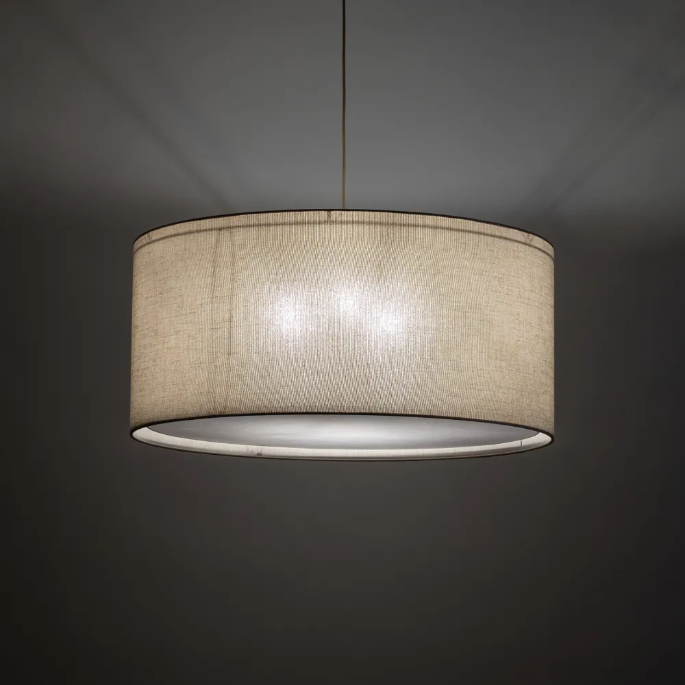 Lampadari Moderni-Selezionato da Mazzolaluce Lampadario a sospensione cilindro di tessuto beige
