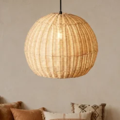 Lampadari Moderni-Selezionato da Mazzolaluce Lampadario a sospensione cupola di rattan naturale 39 cm per sala da pranzo