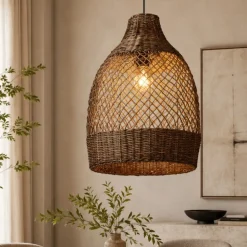 Lampadari Moderni-Selezionato da Mazzolaluce Lampadario a sospensione di rattan marrone intrecciato per sala da pranzo